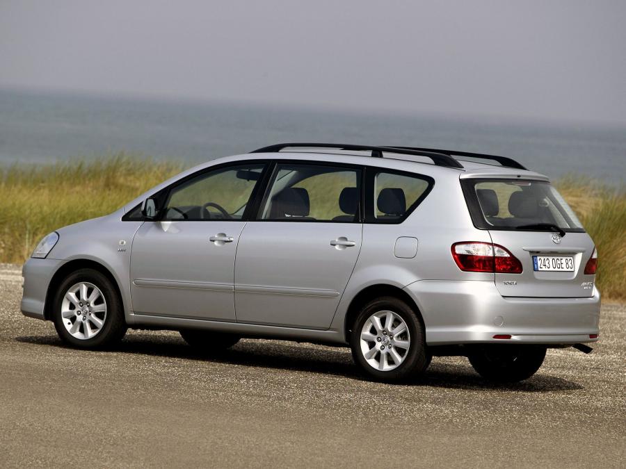  Toyota Avensis Verso 2003 года  (фото 7 из 25)